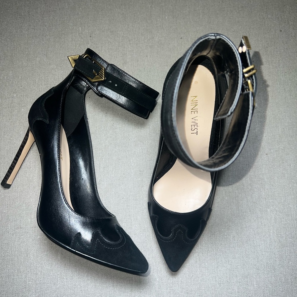 Size 5 black leather Nine West pump with suede detail.